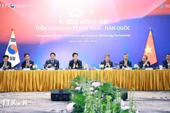 Vietnamese Prime Minister Le Minh Hung and the Republic of Korea's President Lee Jae Myung attend an economic forum in Hanoi on April 23. (Photo: VNA)