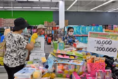 Shoppers browse a supermarket in Jakarta, Indonesia. (Photo: AFP/VNA) 