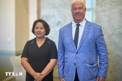 Ambassador Pham Thi Thu Huong meets with Ionian Islands Governor Yianis Trepeklis. (Photo: VNA) 
