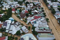 Floodwaters rose rapidly, reaching their peak on the afternoon of November 17, causing widespread inundation in areas along the Cai River. (Photo: VNA) 