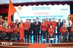 Deputy Prime Minister Mai Van Chinh with representatives of central ministries, agencies, Ho Chi Minh City, and athletes of the Vietnamese para sports delegation at the send-off ceremony. (Photo: VNA) 