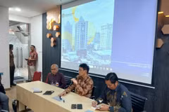 Indonesian Finance Minister Purbaya Yudhi Sadewa (centre) held a press conference in Jakarta, April 21, 2026 .(Photo: ANTARA)
