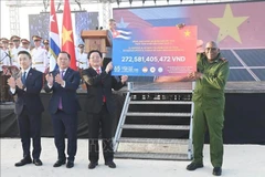 Deputy Prime Minister Ho Quoc Dung presents a symbolic cheque for the second tranche of funds from the fundraising programme “65 Years of Vietnam–Cuba Solidarity” to Cuban Vice President Salvador Valdés Mesa. The programme is organised by the Viet Nam Red Cross Society. (Photo: VNA) 