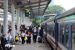 Railways carry 400,000 passengers during April 30–May 1 holidays (Photo: VNA)