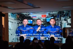 Cosmonaut Sergey Kud-Sverchkov (centre) sends greetings to Earth from space. (Photo: VietnamPlus)