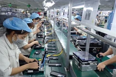 Assembling phone components at a factory in the Diem Thuy Industrial Park, Thai Nguyen province. (Photo: VNA) 
