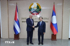 Lao Deputy Foreign Minister Malaithong Thammavongsa (right) and Cuban Deputy Foreign Minister Gerardo Peñalver Portal. (Photo: VNA) 