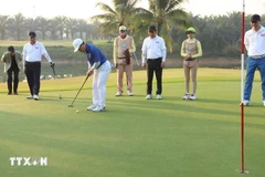 Participants in the golf tournament. (Photo: VNA)