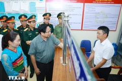 PM Pham Minh Chinh inspects the settlement of administrative procedures in border Bat Mot commune in central Thanh Hoa province. (Photo: VNA) 