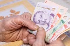 An elderly woman with Singapore dollars. (File photo: iStock) 