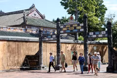 Tourists visit the Imperial Citadel of Hue. (Photo: VNA) 