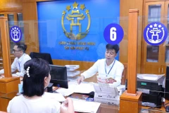 A citizen comes to handle administrative procedures at the Hanoi Public Administrative Service Centre (Photo: VNA) 