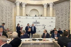  Prof. Acad. Chau Van Minh received the prestigious title from Prof. Acad. Gennedy Krasnikov, President of the Russian Academy of Sciences and Hero of Labour of the Russian Federation. (Photo: TVNA)