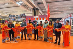 Delegates cut the ribbon to inaugurate the Vietnam Pavilion at Foire de Paris. (Photo: VNA) 