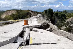 A damaged road is seen following the earthquake near General Santos City, the Philippines, on June 9, 2026. (Photo: Xinhua/VNA) 