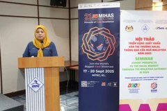 Zaimah Osman, Malaysia’s Trade Consul in Ho Chi Minh City, discusses cooperation opportunities between Vietnamese and Malaysian businesses in the Halal food sector. (Photo: baochinhphu.vn) 