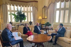 Vietnamese Ambassador to Australia Pham Hung Tam (far right) greets Governor Christopher John Dawson (second from right). (Photo: VNA) 