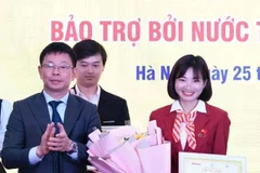Athlete Nguyen Thi Oanh receives the “Ben Dam Me” award (Photo: VietnamPlus)
