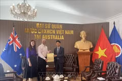 Glenn Mathews and his wife hand over the diary of Vietnamese martyr Vo Van Cong to Minister Counsellor Nghiem Xuan Hoa, representing the Embassy of Vietnam in Australia. (Photo: VNA) 