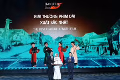 The best feature-length film award is presented at the 7th Hanoi International Film Festival in 2024. (Photo: nguoihanoi.vn) 