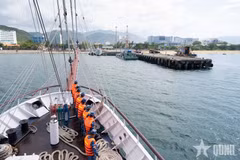 Sail training ship Le Quy Don is about to dock at port. (Photo: QDND) 