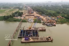 Work on Pier TC8 of Tran Hung Dao Bridge and the access road on Nguyen Son street in Long Bien ward, Hanoi, is being accelerated to ensure progress stays on schedule. (Photo: VNA)