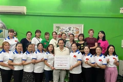 The Vietnamese Association in Macau make donations to support the communities affected by recent floods. (Photo: VNA)