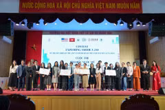 Prizes are awarded to the competing teams (Photo: VNA)