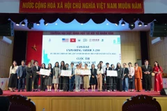 Prizes are awarded to the competing teams (Photo: VNA)