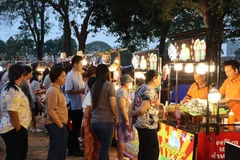 Tourists in Phitsanulok and other provinces queue to buy food before watching a khon performance in the compound of Chan Royal Palace in Muang district on February 21. (Photo: Bangkokpost) 