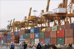 Goods are loaded at a port in Bangkok, Thailand. (Photo: AFP/VNA)