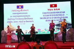 Vietnamese and Lao young border guar officers perform at the event. (Photo: VNA)