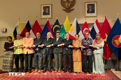 ASEAN ambassadors pose for a group photo with representatives of the Canadian Government and Parliament. (Photo: VNA) 