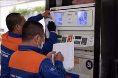 Fuel prices see a sharp decline in the latest adjustment. (Photo: VNA)