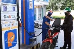 A commuter purchases fuel at a Petrolimex station. (Photo: VNA) 