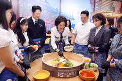 RoK First Lady Kim Hae Kyung and delegates at the Korea Culture and Tourism Festival 2026 in Hanoi. (Photo: VNA) 