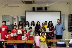 Deputy Foreign Minister Le Thi Thu Hang (second from right) presents books to teachers and students of a Vietnamese language class in Malaysia. (Photo: VNA)