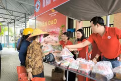 The Vietnam Red Cross Society's members deliver gifts to needy people during the 2026 Humanitarian Month. (Photo courtesy of the VNRC)