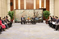 Deputy PM Nguyen Chi Dung (L) and Guangdong Executive Vice Governor Zhang Hu (Photo: VNA)