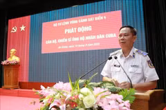 Maj. Gen. Nguyen Van Dung, Secretary of the Party Committee and Political Commissar of the Coast Guard Region 4 High Command, speaks at the launch of the donation campaign on September 15. (Photo: VNA)