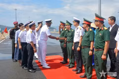Representatives of military units in Khanh Hoa welcome the Indian naval delegation on May 5. (Photo: qdnd.vn) 