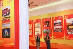 Visitors at an exhibition on the CPV's 95th founding anniversary in Hanoi (Photo: VNA)