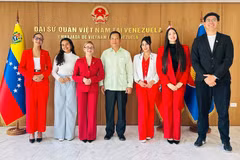 Ambassador Vu Trung My poses for a commemorative photo with representatives of Venezuelan students. (Photo: VNA published)