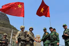 Vietnam and China carry out a joint border patrol. (Photo: VNA)