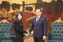 Deputy Prime Minister Ho Quoc Dung (right) receives Linda Tan, President of the Southeast Asia Semiconductor Association. (Photo: VNA)