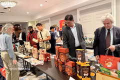 Canadian importers view Vietnamese coffee and cocoa products at a trade promotion event in Canada. (Photo: VNA)