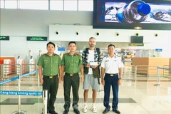 An officer from An Giang’s immigration management department in coordination with Coast Guard Region 4, assisted Oleksandr Kyselytsia in completing exit procedures at Phu Quoc International Airport. (Photo: VNA)