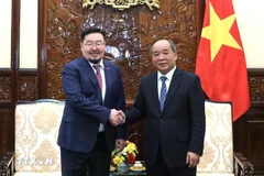 Chairman of the Presidential Office of Vietnam Le Khanh Hai and his Mongolian counterpart Gombojav Zandanshatar (Photo: VNA)