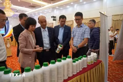Delegates visit a product exhibition space at the conference reviewing the 2022–2025 implementation of the national startup ecosystem support scheme. (Photo: VNA) 