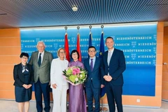Vietnamese Ambassador to Austria Vu Le Thai Hoang (second from right) pays a courtesy call on Governor of Lower Austria Johanna Mikl-Leitner. (Photo: VNA)